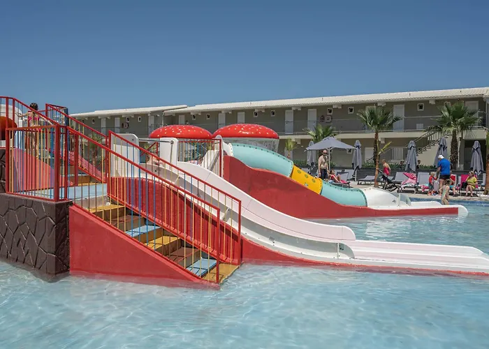 Caretta Paradise & Waterpark 4*