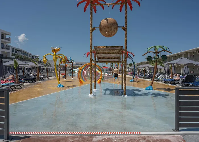 Caretta Paradise & Waterpark Tragaki