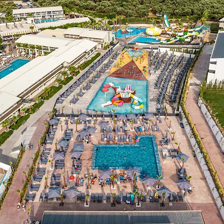 Caretta Paradise & Waterpark 4* Tragaki