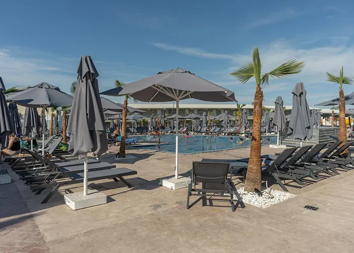 Caretta Paradise & Waterpark מלון 4*
