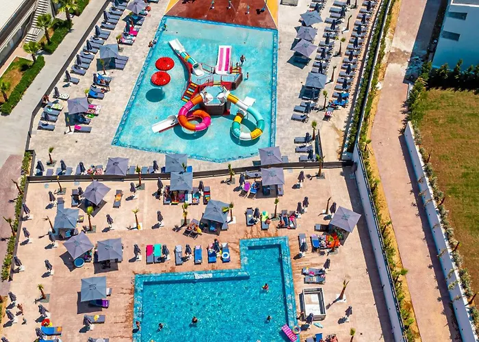 מלון Caretta Paradise & Waterpark 4*